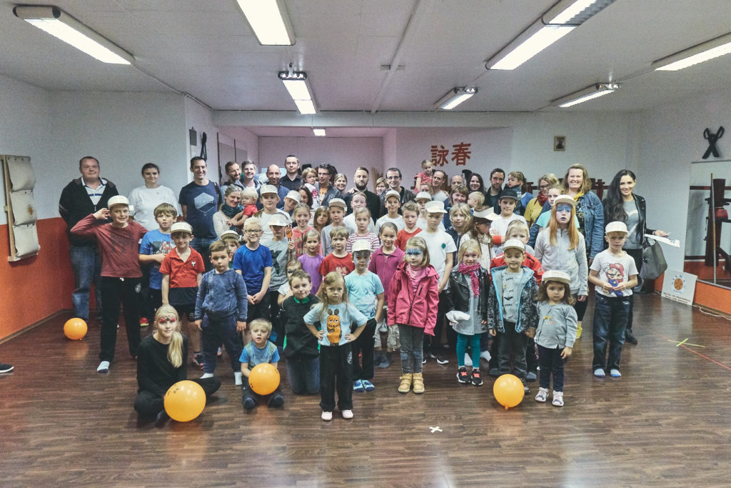 Die Maus macht "KungFu". Die Maus macht "KungFu". Am Der 3. Oktober 2017 war bei uns „Türöffner-Tag“. Die Akademie für Kampfkunst und Bewegung, von Sifu Andreas, öffnete die Türen für über 50 Kinder. Dort konnten sie die faszinierende Kampfkunst selbst Erfahren. Alle trainierten direkt mit und lernten wie Selbstverteidigung funktionieren kann. Während der ganze Aktion lernten sie spielerisch KungFu. Außerdem bastelten alle Kinder unter Anleitung selbst ein kleine Maus-KungFu Figur. Des Weiteren durfte jeder sich schminken lassen. Die Maus hat für diesen Tag einen Ehren-Platz erhalten. Ein Bild von ihr hängt direkt neben der Ahnen- und Meistertafel, neben Großmeister YIP MAN, Dai Sifu Hans Remmel und Sifu Andreas. Die Resonanz war fabelhaft und wir haben alle viel Spaß gehabt. Danke Liebes Maus Team und Danke WDR! LG Sifu Andy Romano